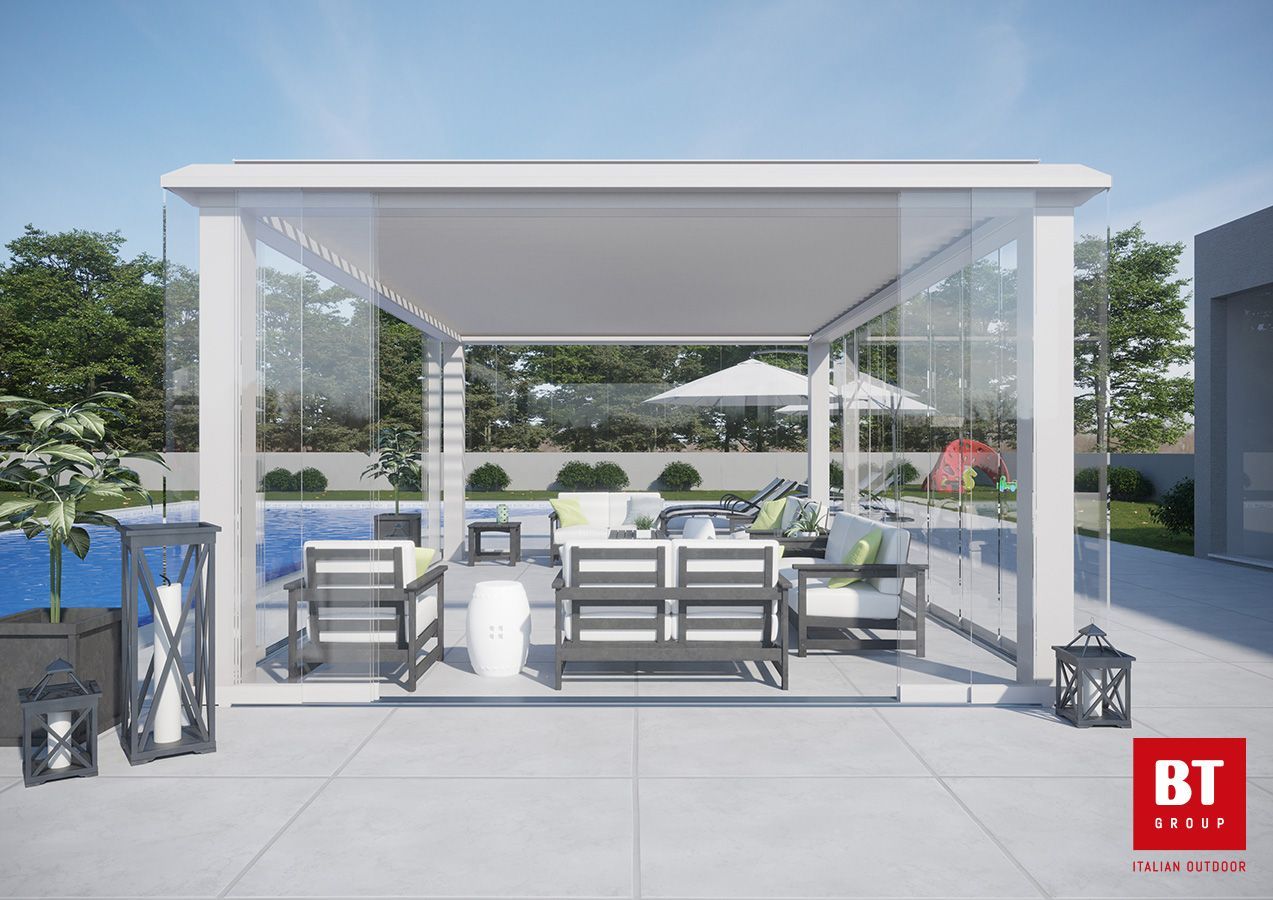 Un patio con pergolato e piscina sullo sfondo.