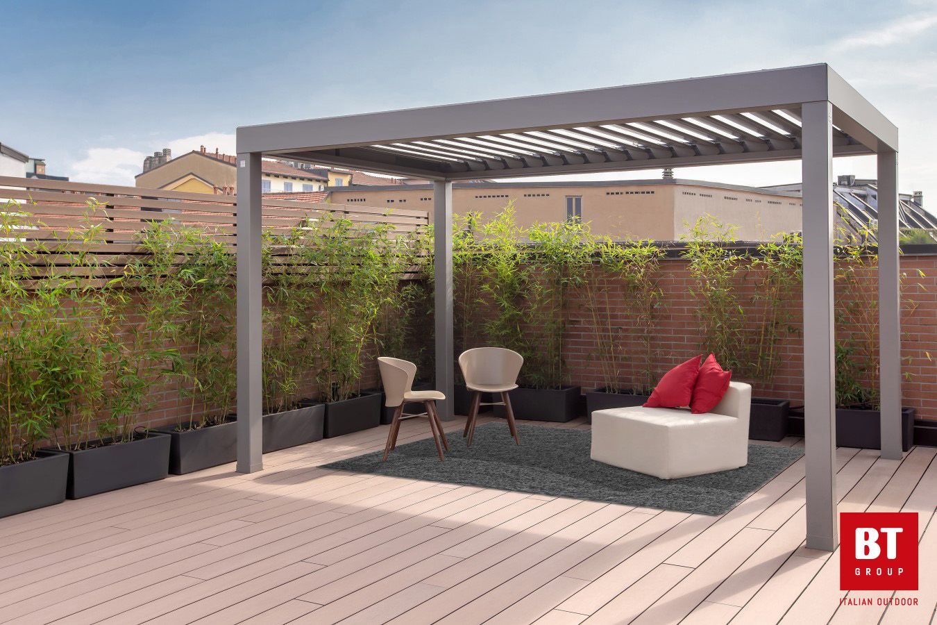 Un patio con pergolato e sedie.