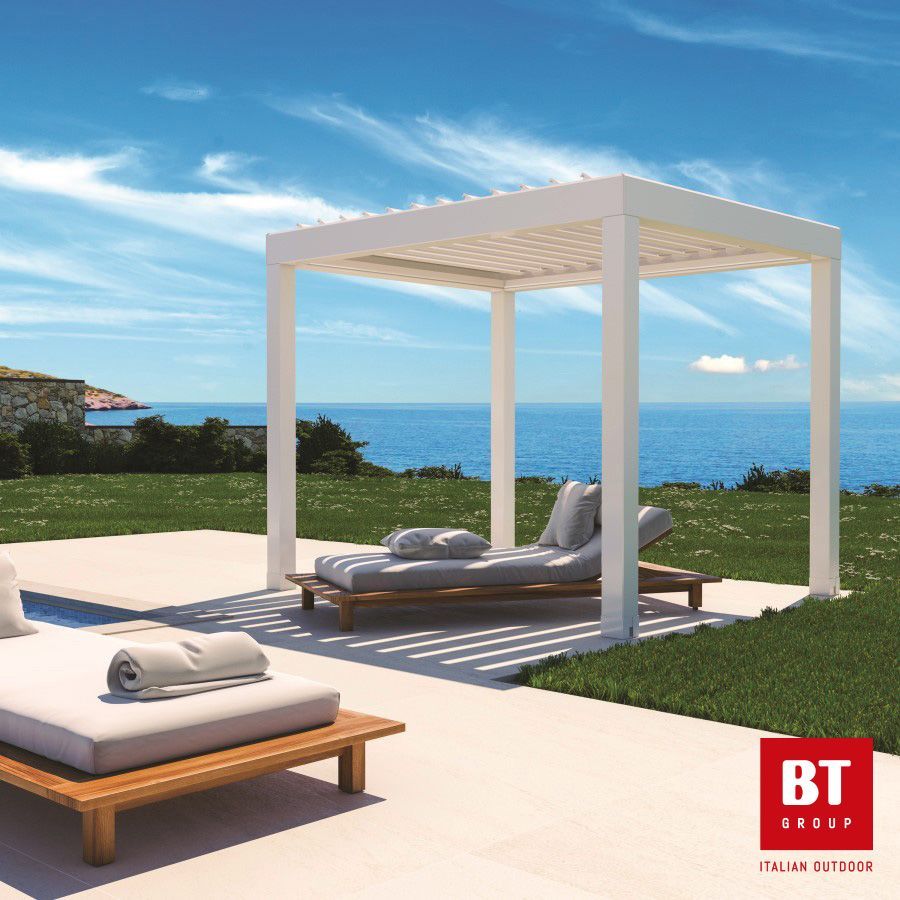 Un patio con un pergolato bianco e un logo bt