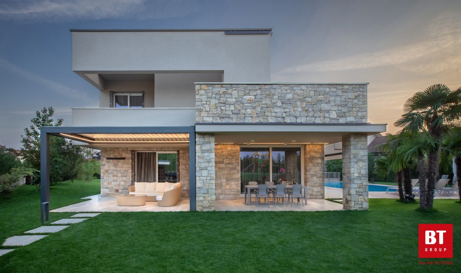 Una casa moderna con pergolato e piscina