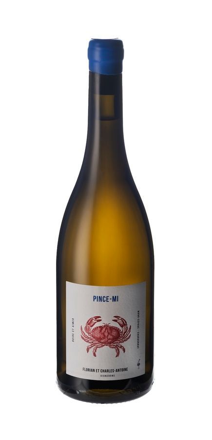 Une bouteille de vin avec un crabe sur l'étiquette sur fond blanc.