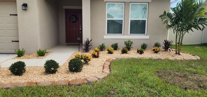 Freshly installed decorative concrete curbing bordering a Florida residential garden bed.