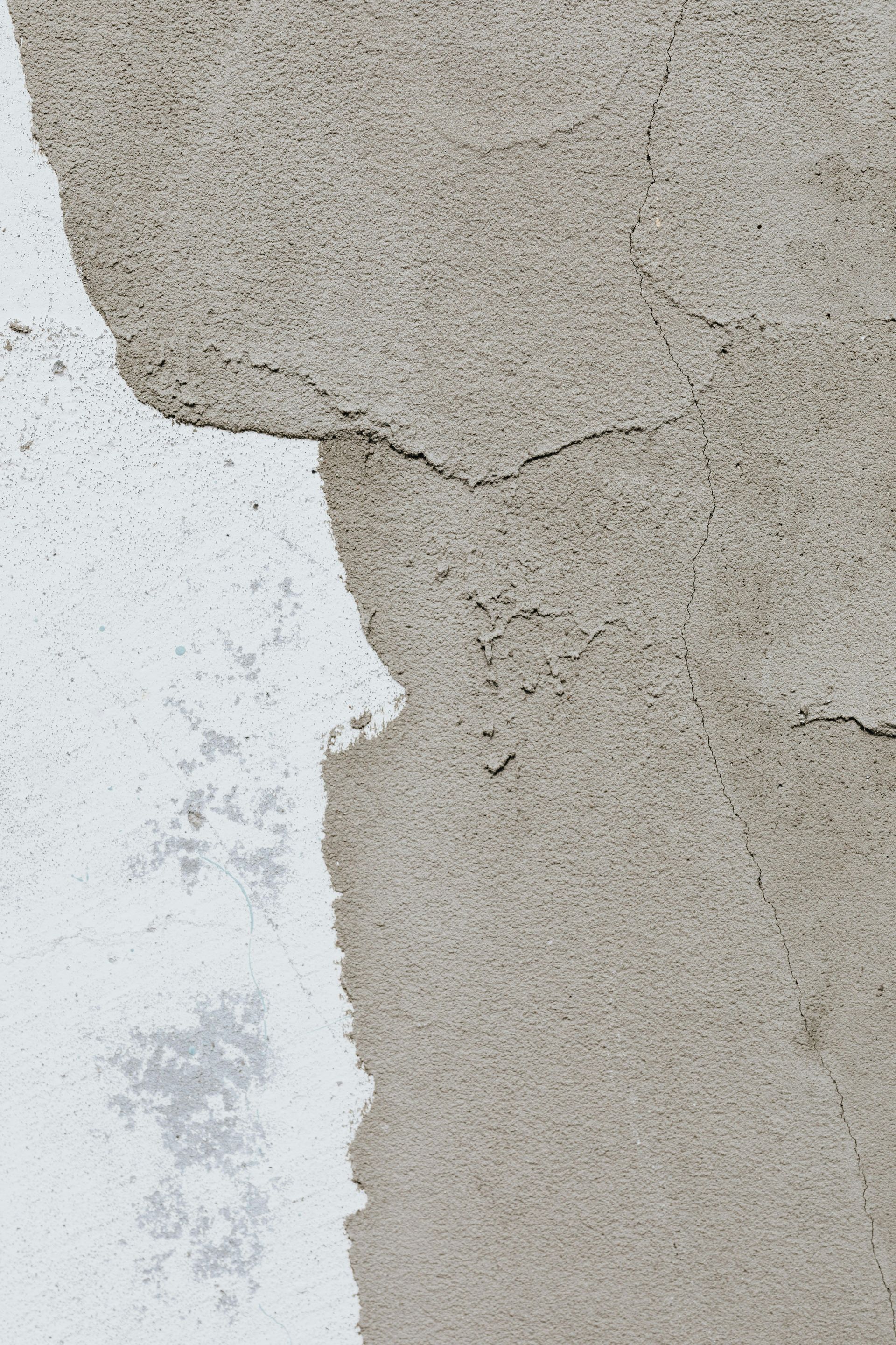 Un gros plan d'un morceau de papier sur un mur.