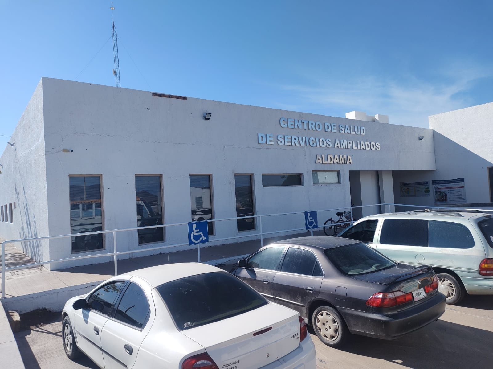 Edificio blanco con letrero