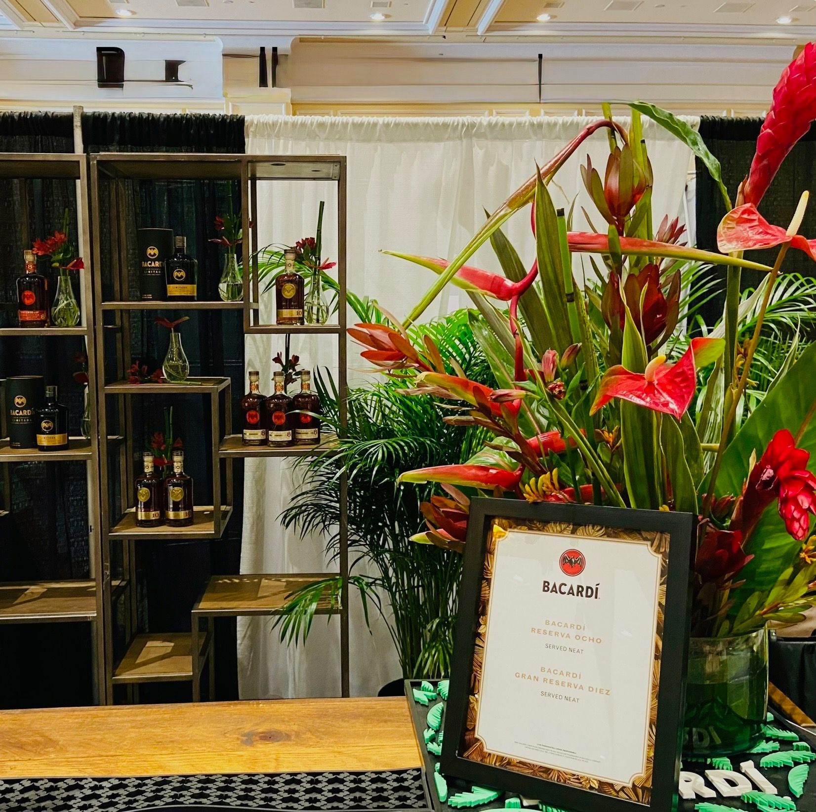 Las Vegas corporate tropical arrangement