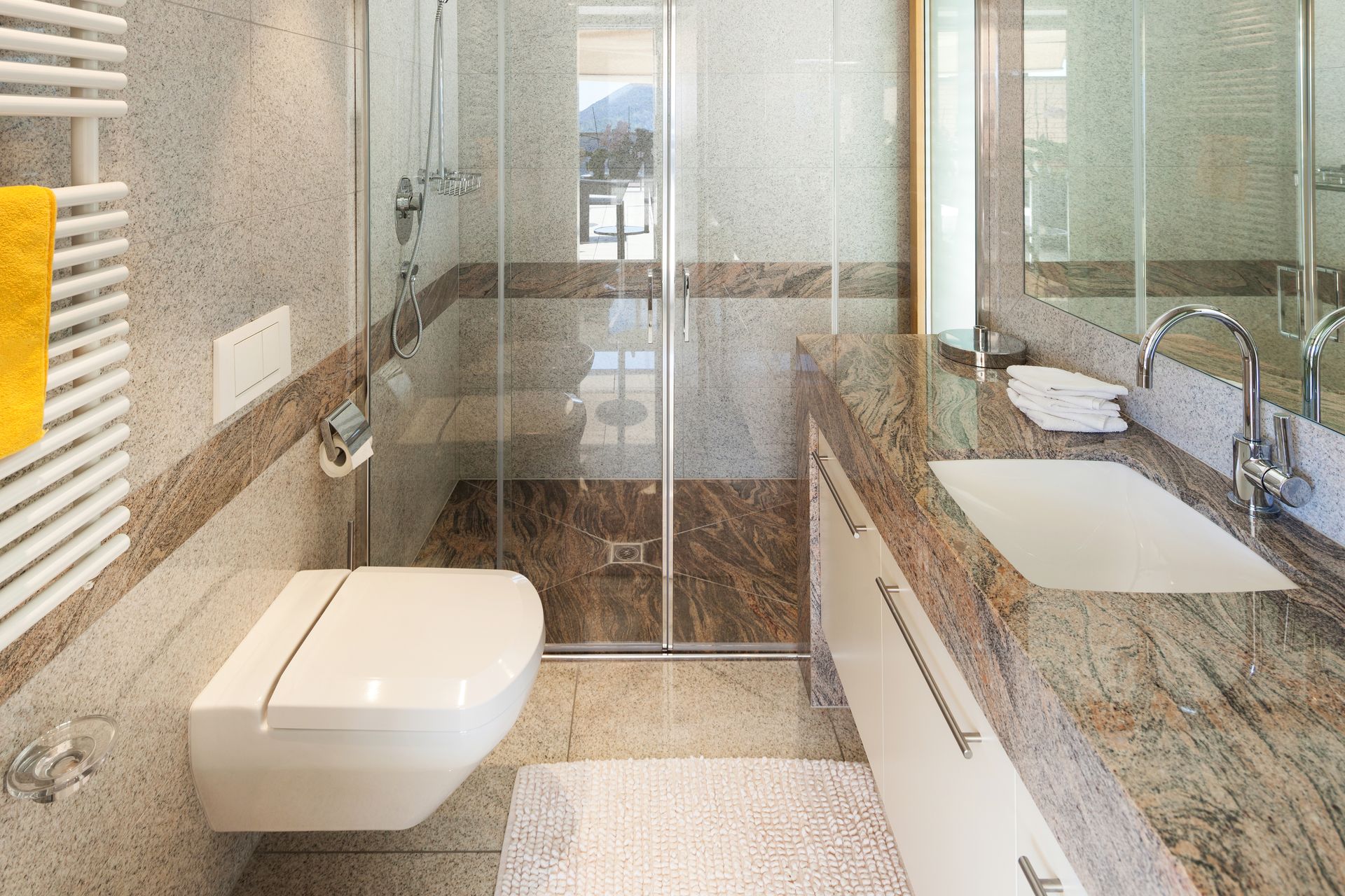 Un bagno con wc, lavandino e cabina doccia.