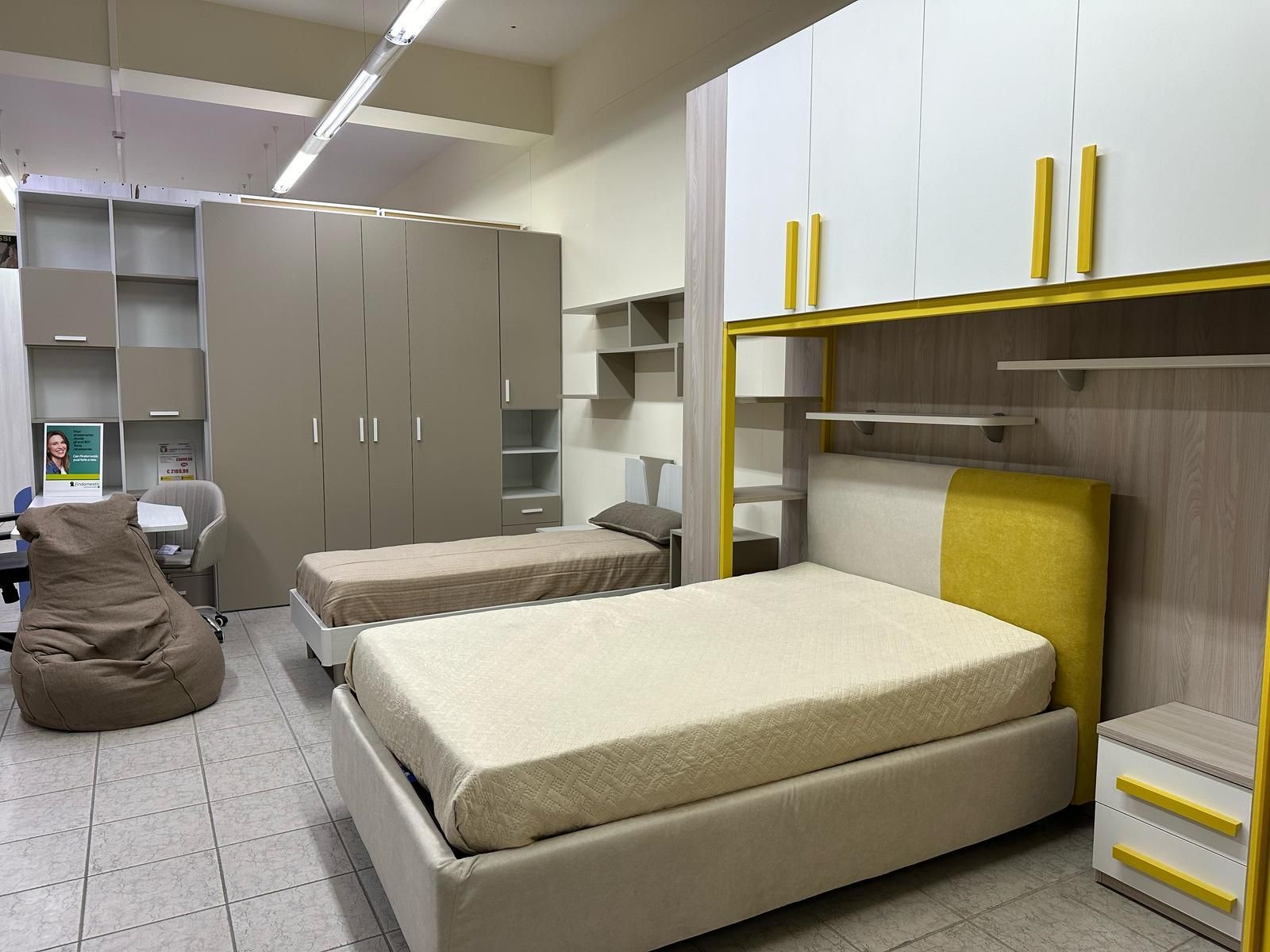 Una camera da letto con due letti, una scrivania e una poltrona sacco.