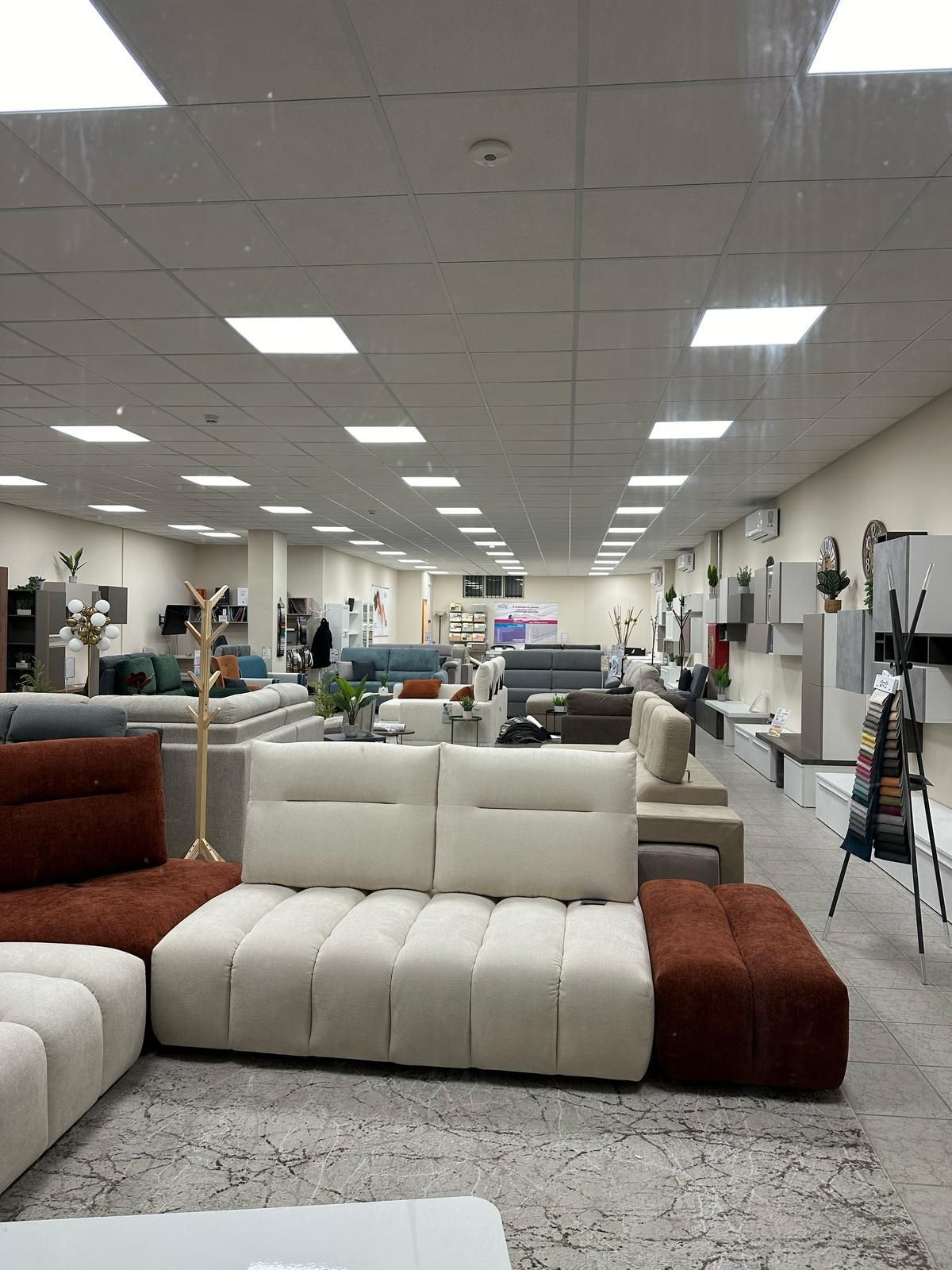 Una grande stanza con molti mobili al suo interno