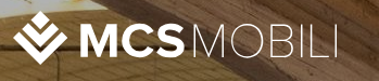 Un primo piano del logo mcs mobili su una superficie di legno