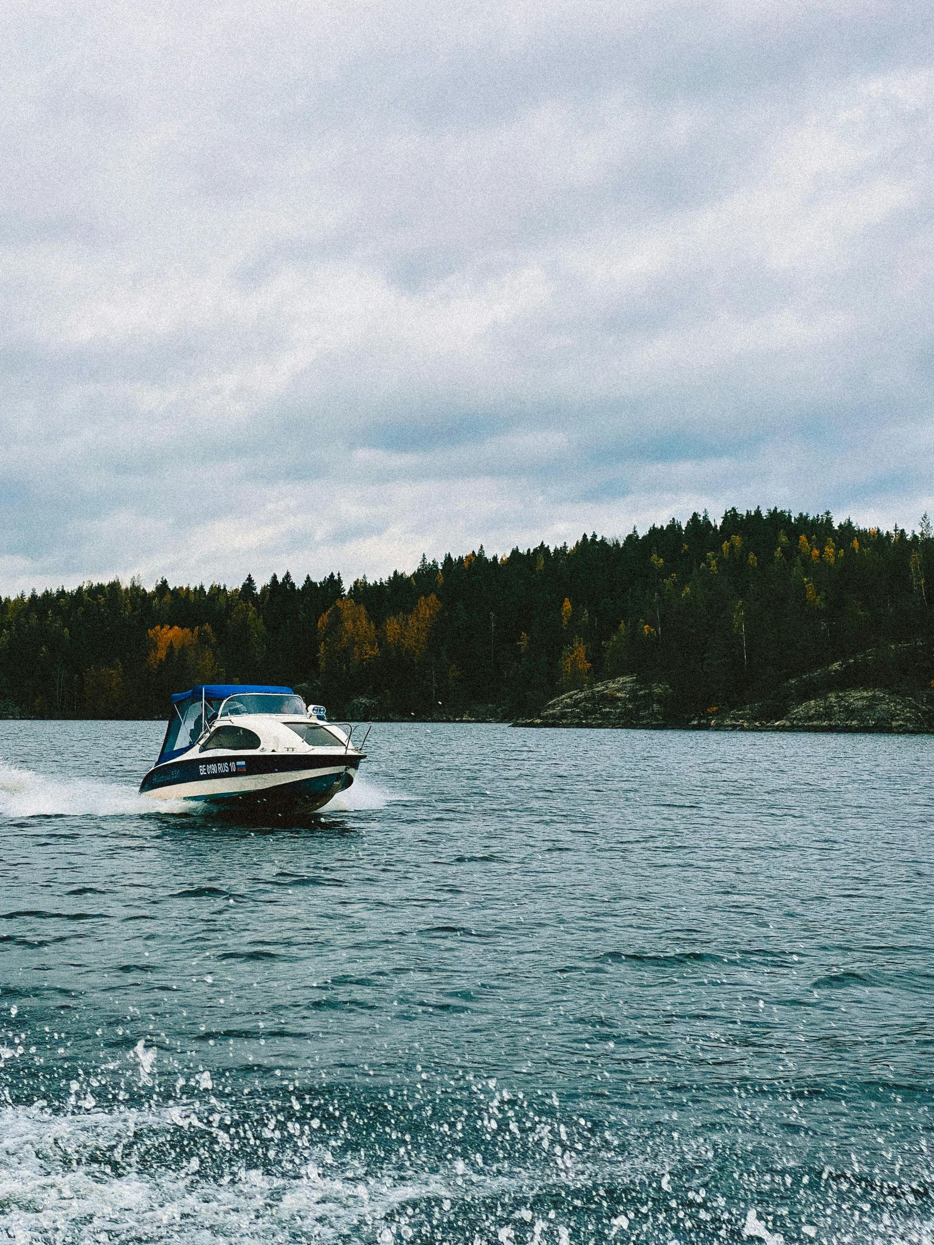 Motorboat cruising on an Arizona lake, illustrating boat insurance for Arizona boaters