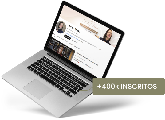Um laptop com uma placa que diz 400k inscritos