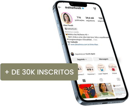 Um celular está sobre uma mesa ao lado de uma placa que diz + de 30k inscritos.