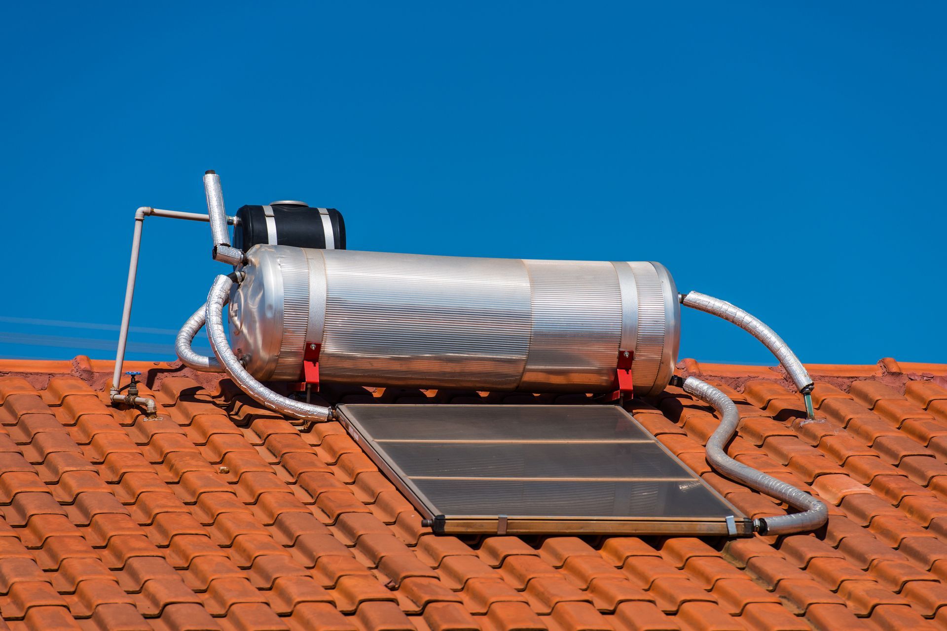 tubi blu di un impianto sul soffitto per caldaie sostituzione bologna