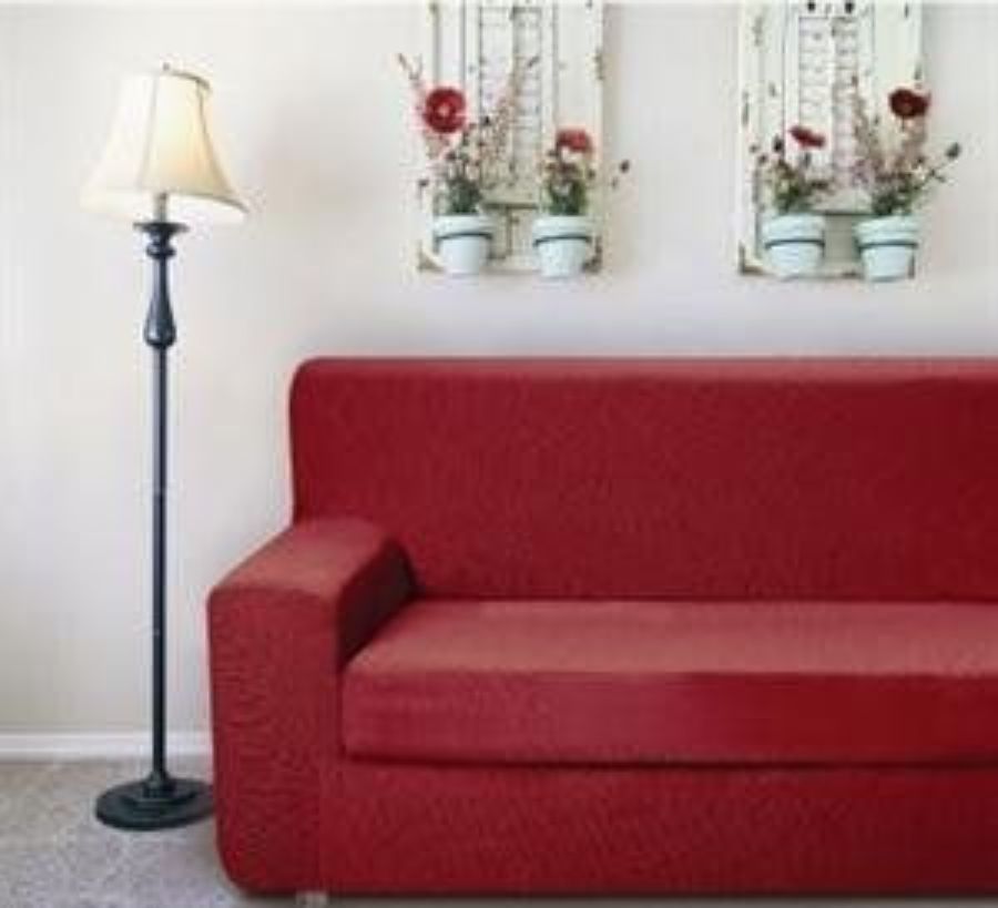 divano rivestito di tessuto rosso