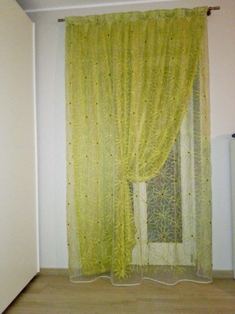 tenda in tessuto giallo