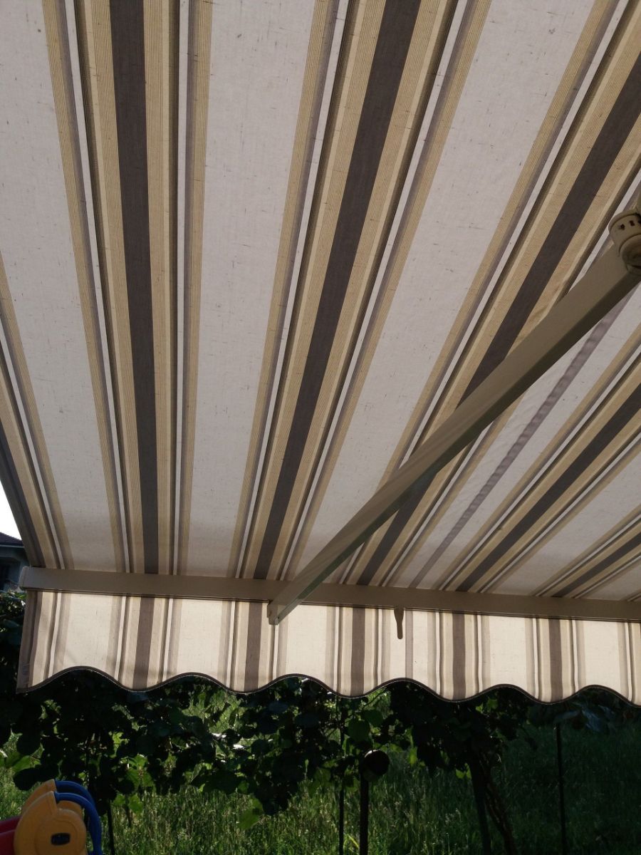 tenda da esterni a righe marroni