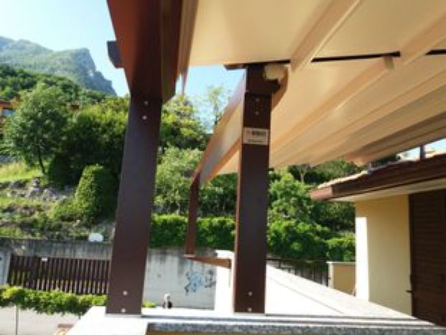 tenda da sole con struttura in legno