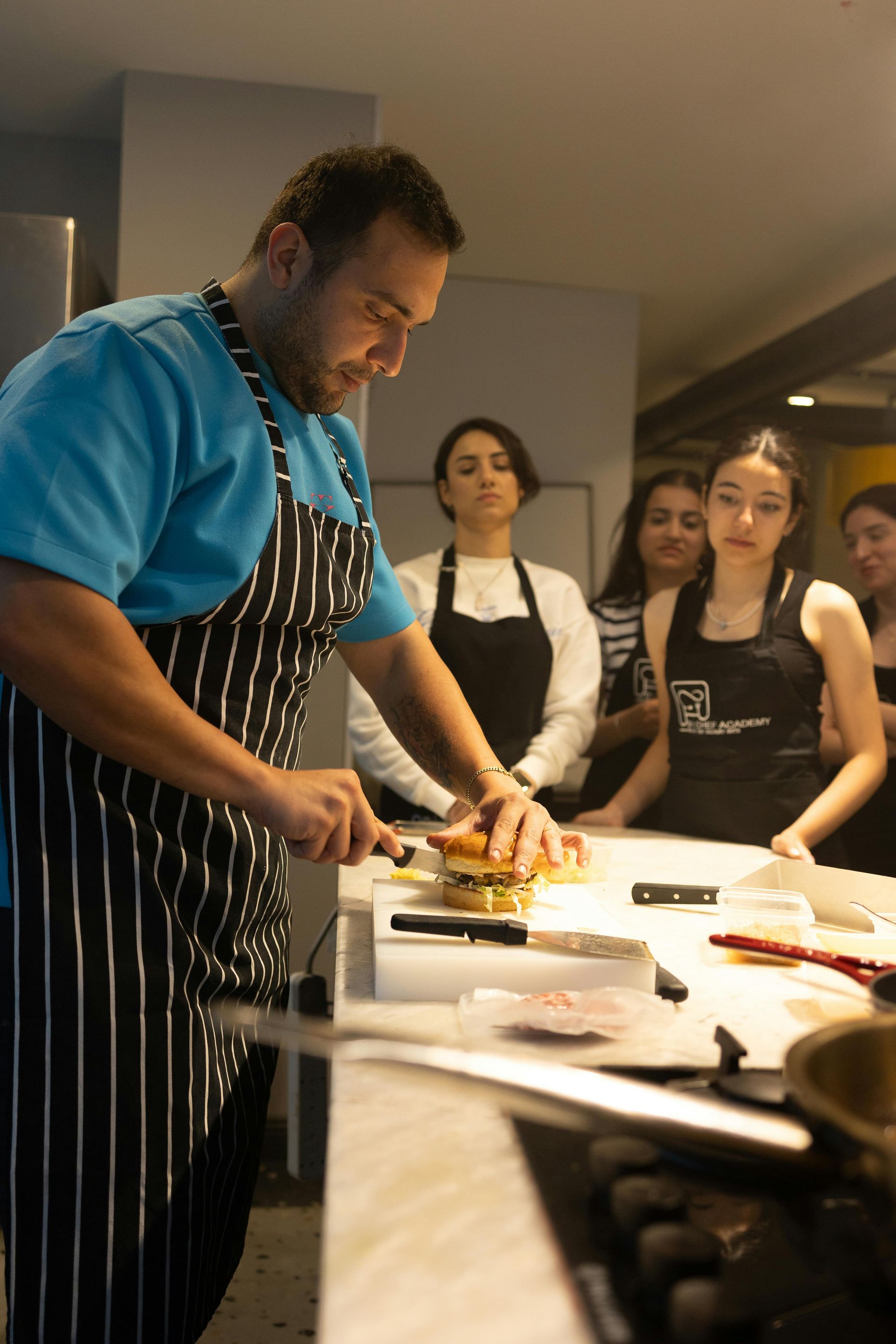 Apprentices and mentors training together in a restaurant kitchen – Ichyou program.