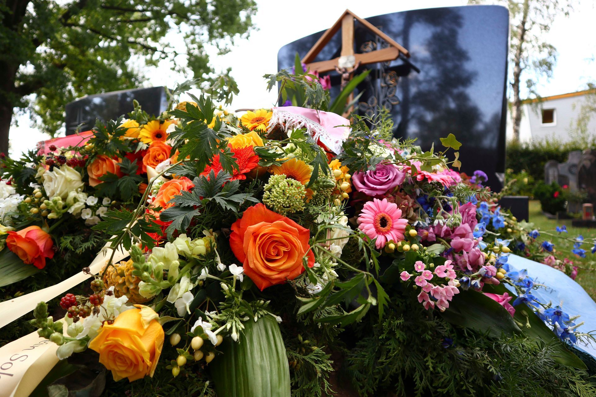 Blumenstrauß auf Grabstein