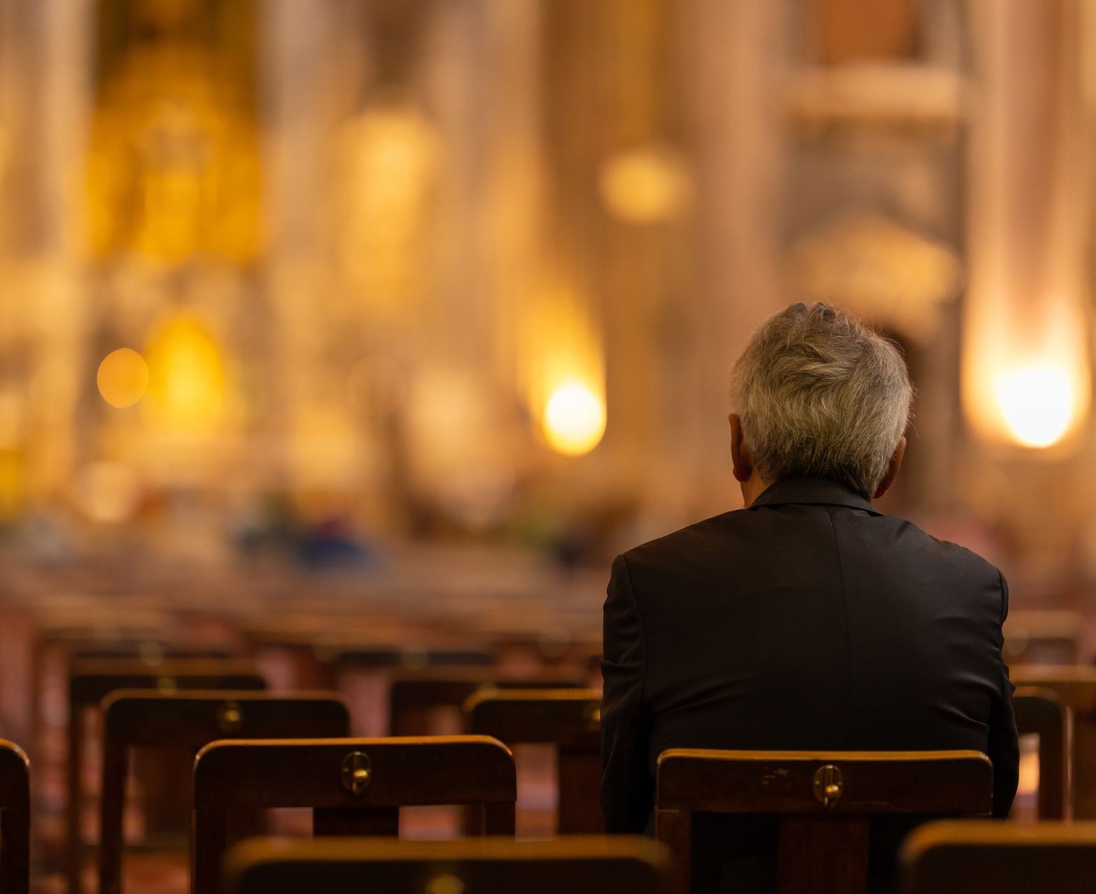 Mann allein in Kirche