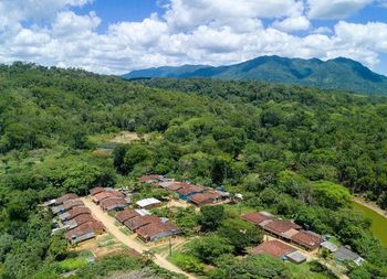 Vista aérea de Areado, Minas Gerais, com uma igreja ao fundo