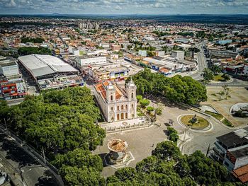 Vista aérea de Areado, Minas Gerais, com uma igreja ao fundo