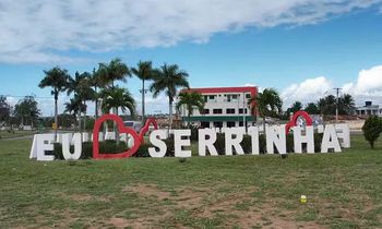 Vista aérea de Areado, Minas Gerais, com uma igreja ao fundo