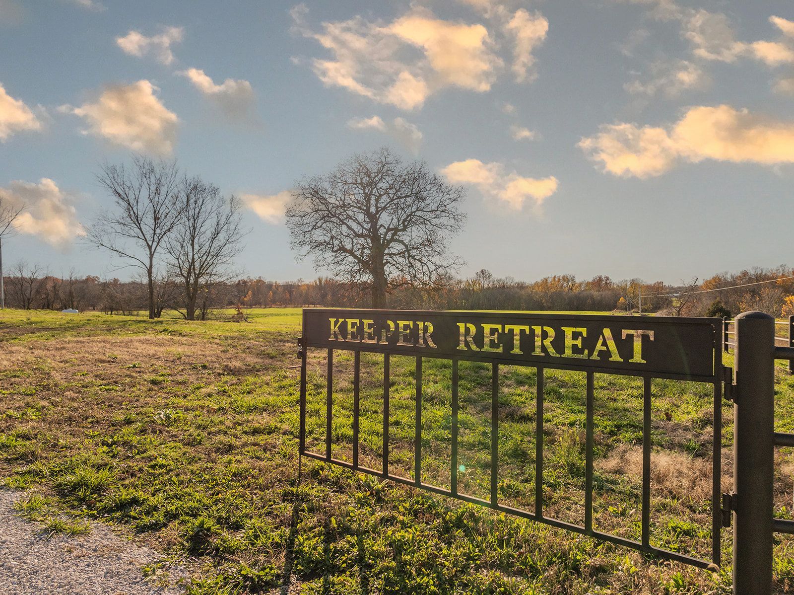 A gate with a sign that says retreat on it