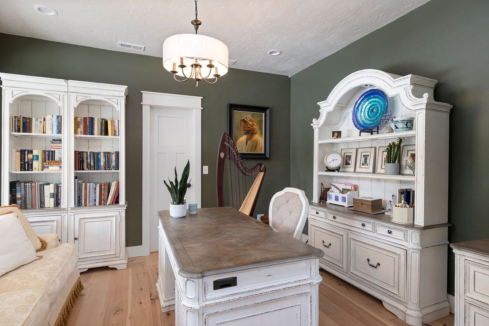 A living room with a large island in the middle of the room.
