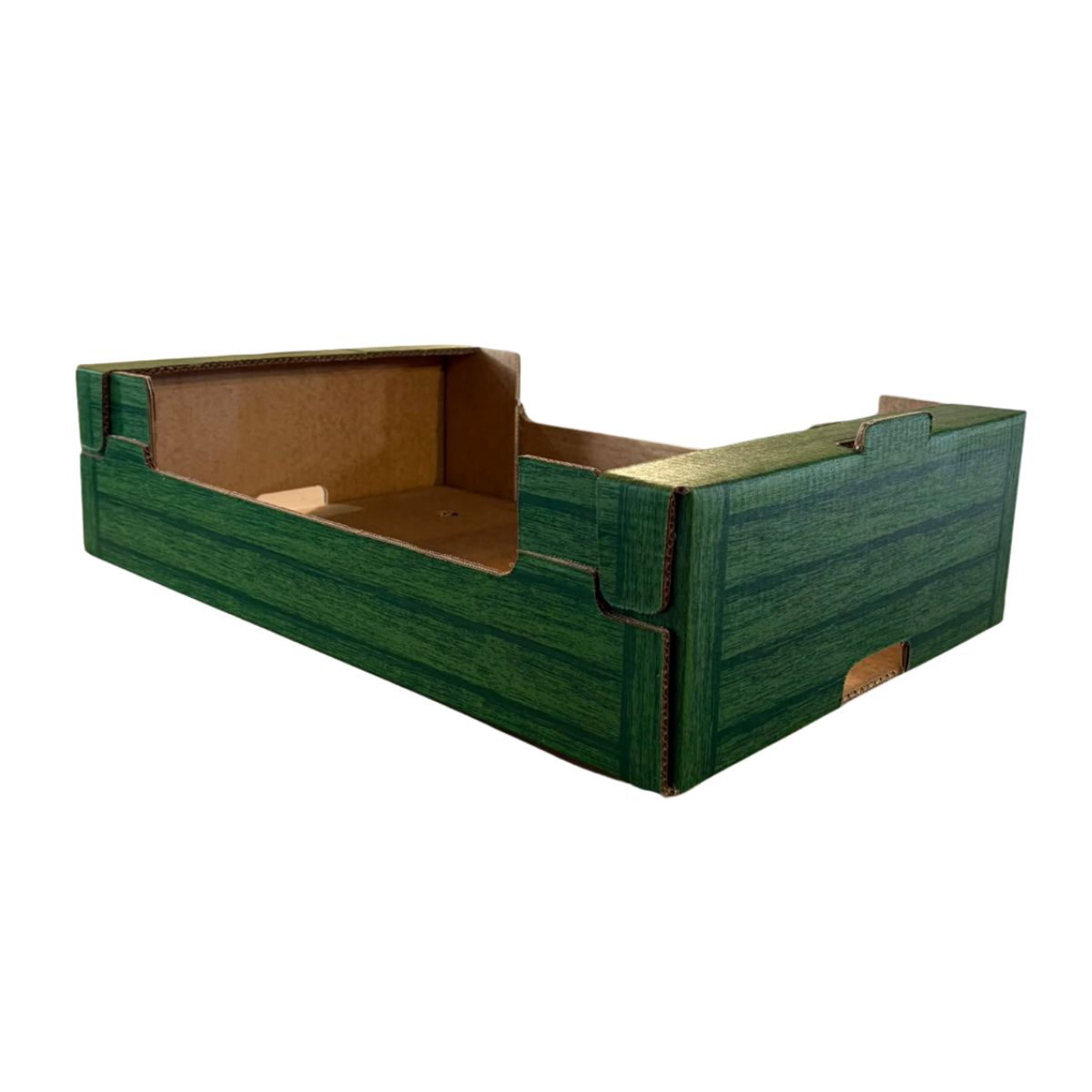 Cassa di legno verde con parte superiore aperta e maniglie intagliate su sfondo bianco.