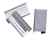 Tre grattugie rettangolari color argento metallizzato con fori in rilievo, disposte sovrapposte su uno sfondo bianco.
