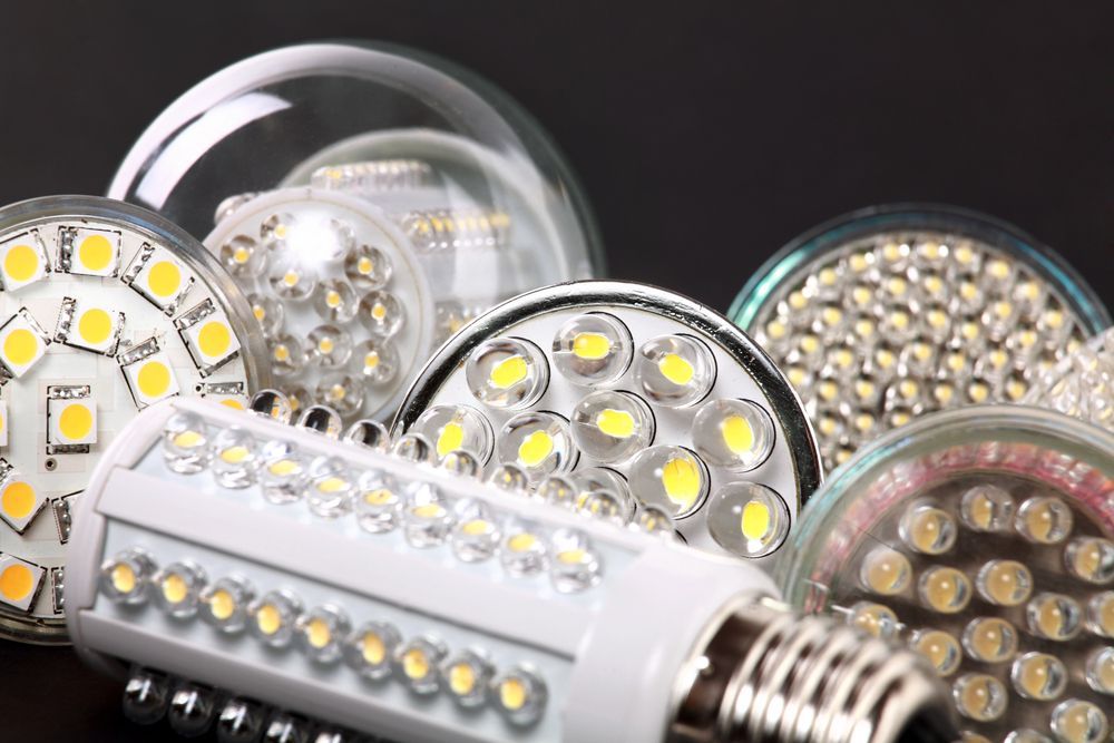 Varias bombillas LED, de diferentes formas y tamaños, sobre un fondo oscuro.