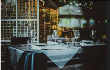 Ristorante con tavoli apparecchiati
