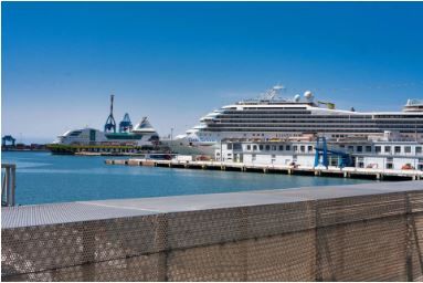 Nave da crociera nel porto