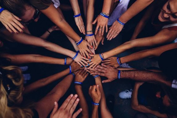 Mani di un gruppo di amici