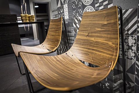 sedie moderne in legno del salone parrucchiere a Verona