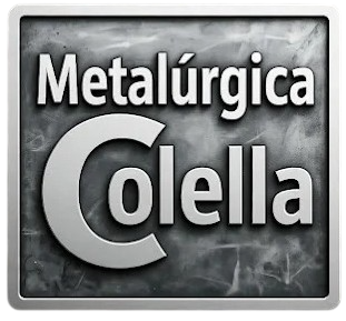 Logotipo de Metalúrgica Colella en blanco sobre un fondo metálico gris