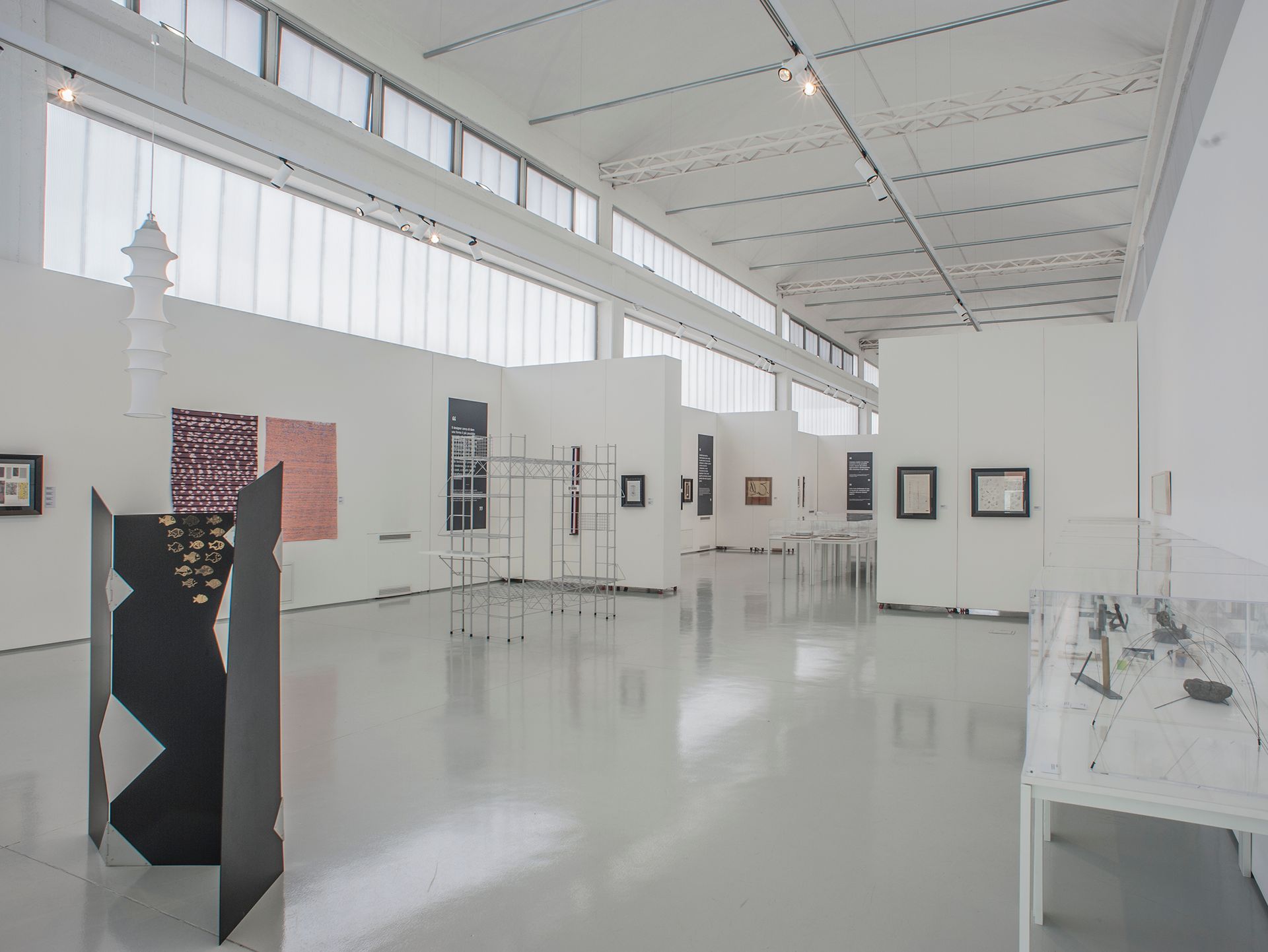 allestimento realizzato con strutture in plexiglass