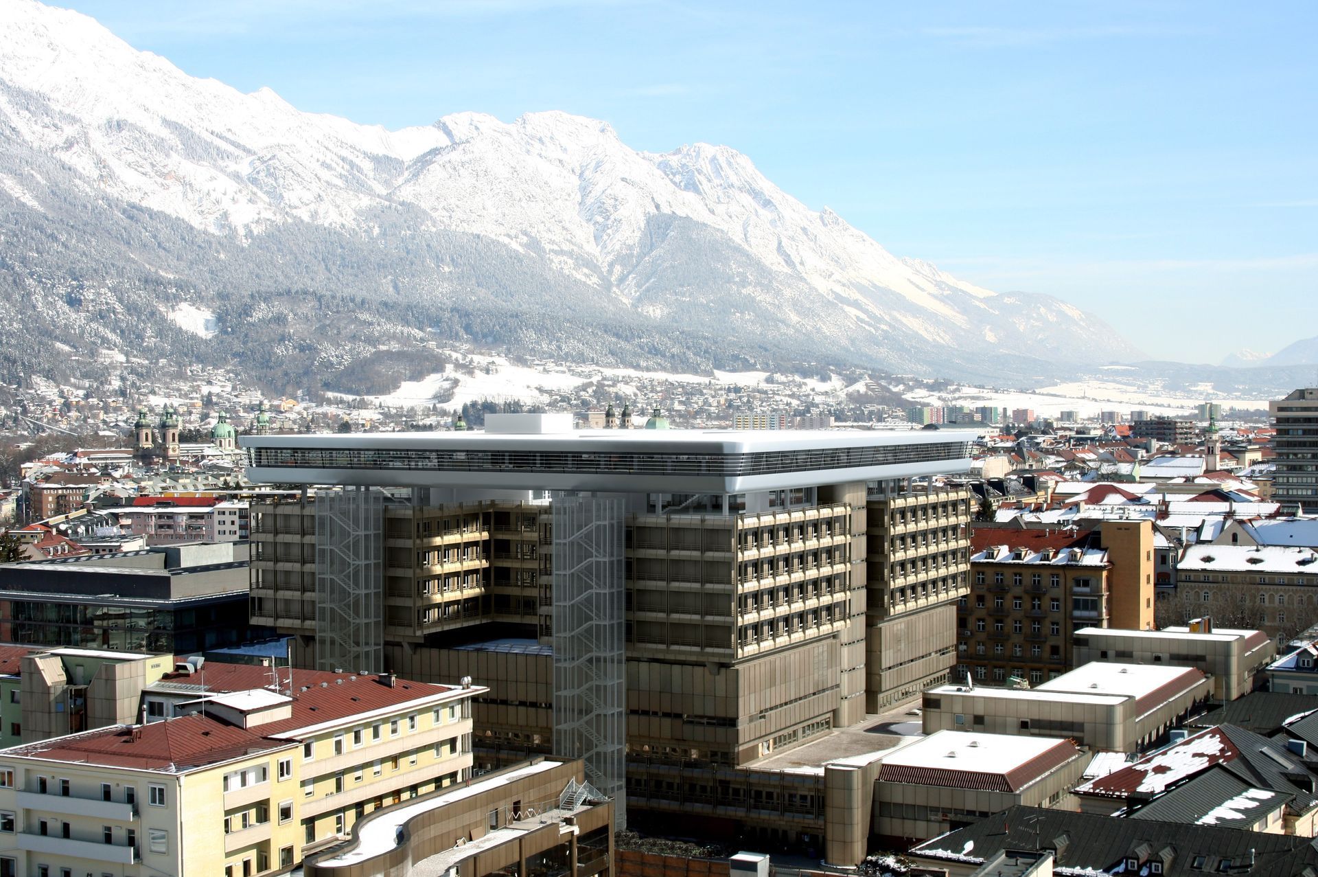 Eine Luftaufnahme einer Stadt mit Bergen im Hintergrund