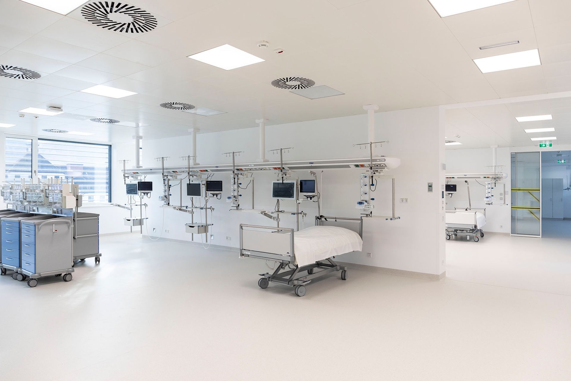Ein Krankenhauszimmer mit einem Bett, Monitoren und anderen medizinischen Geräten.