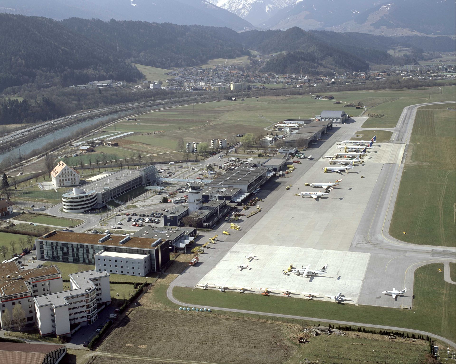 Eine Luftaufnahme eines Flughafens mit Flugzeugen auf dem Rollfeld