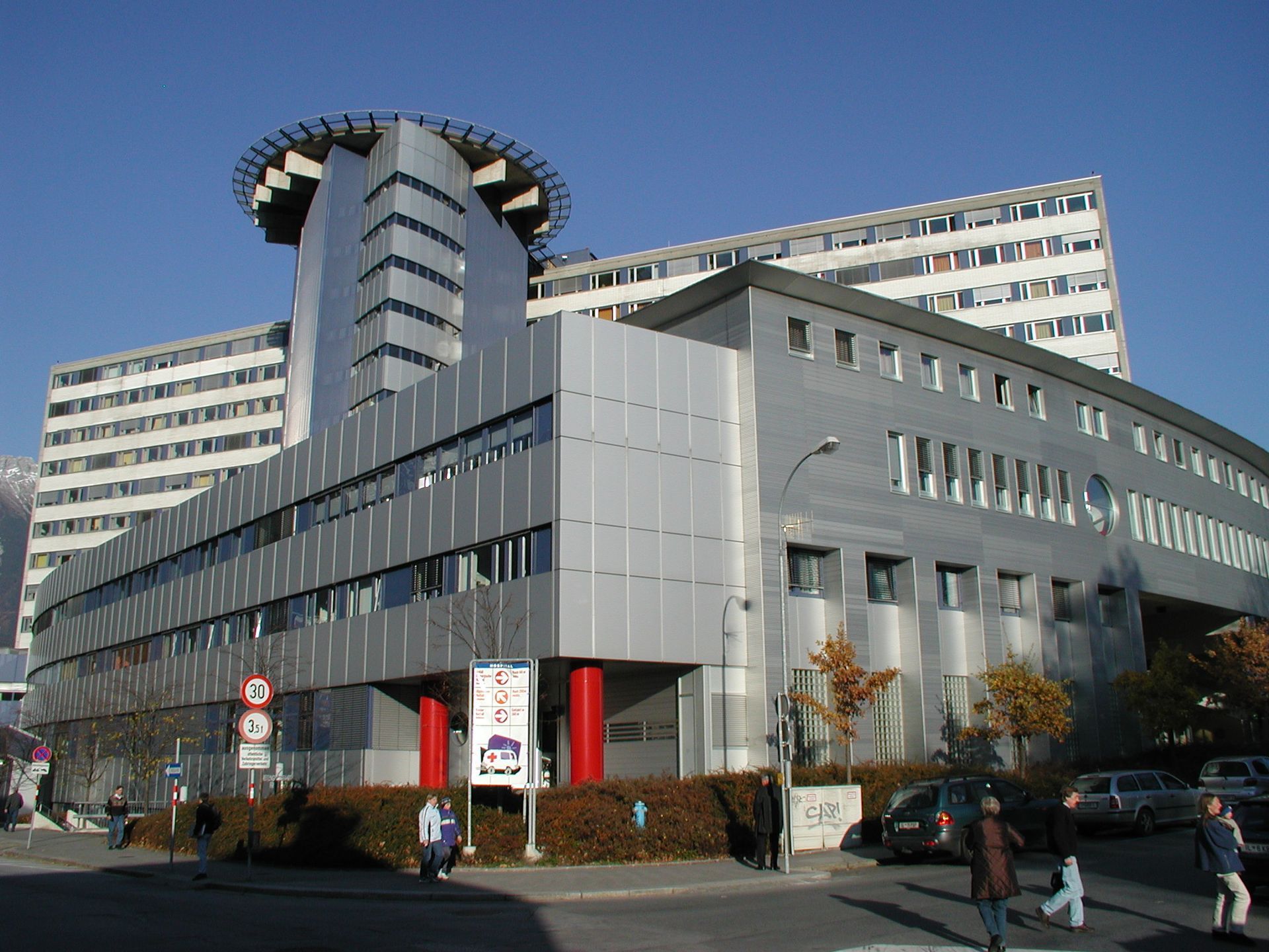 Ein großes Gebäude mit einem Schild mit der Aufschrift