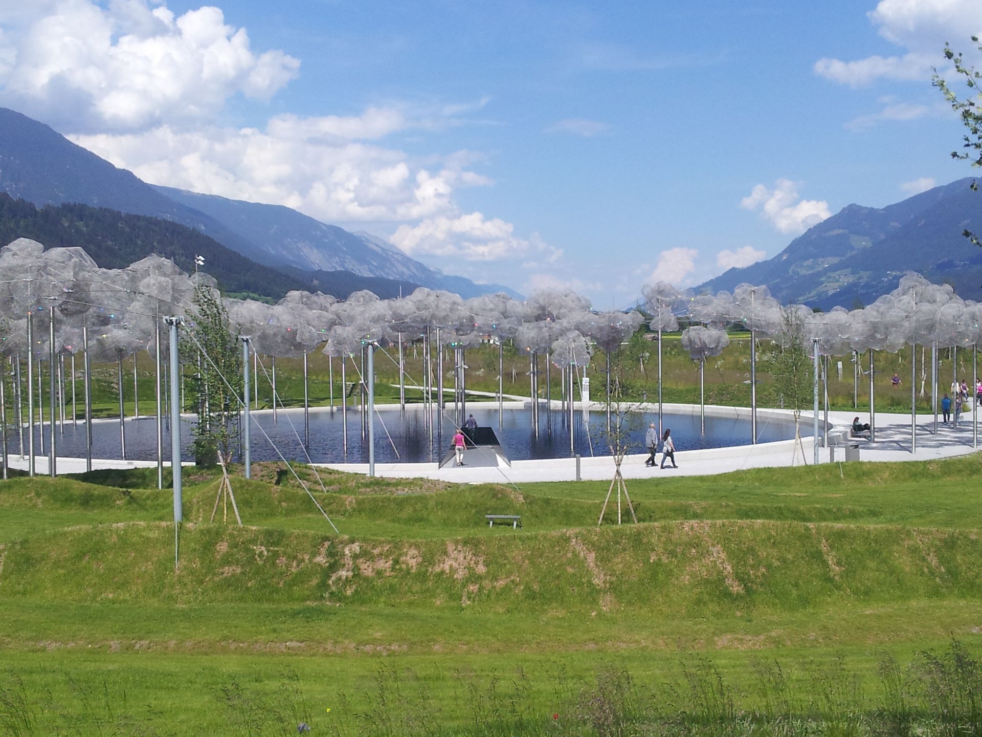 Ein Park mit Bäumen und Bergen im Hintergrund