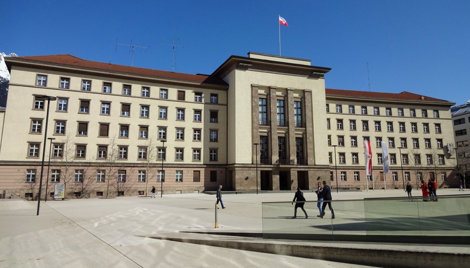 Ein großes Gebäude mit einer Flagge darauf