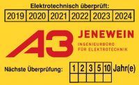 Ein gelbes Schild mit der Nummer 43 darauf.