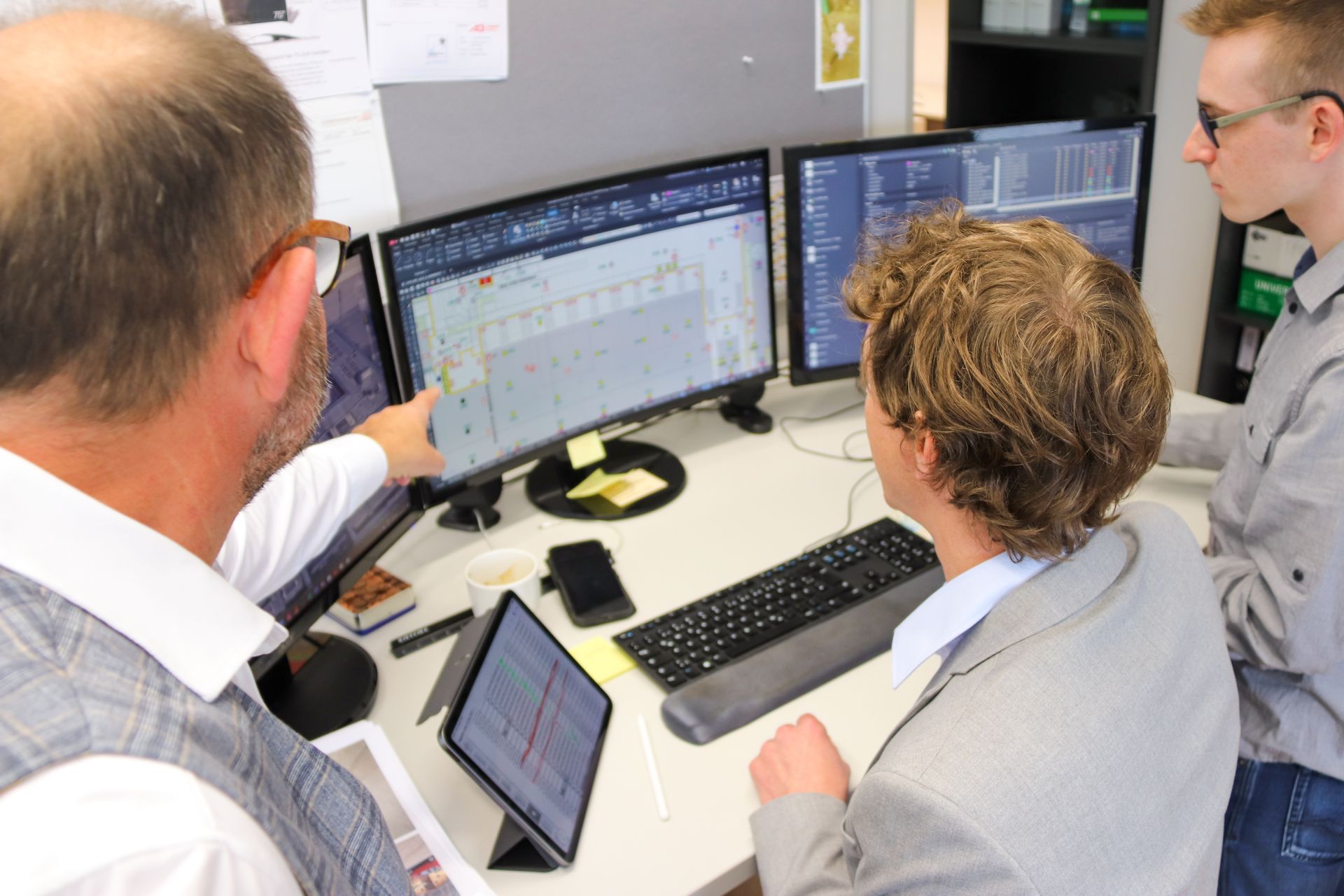 Eine Gruppe von Leuten schaut auf einen Computerbildschirm.