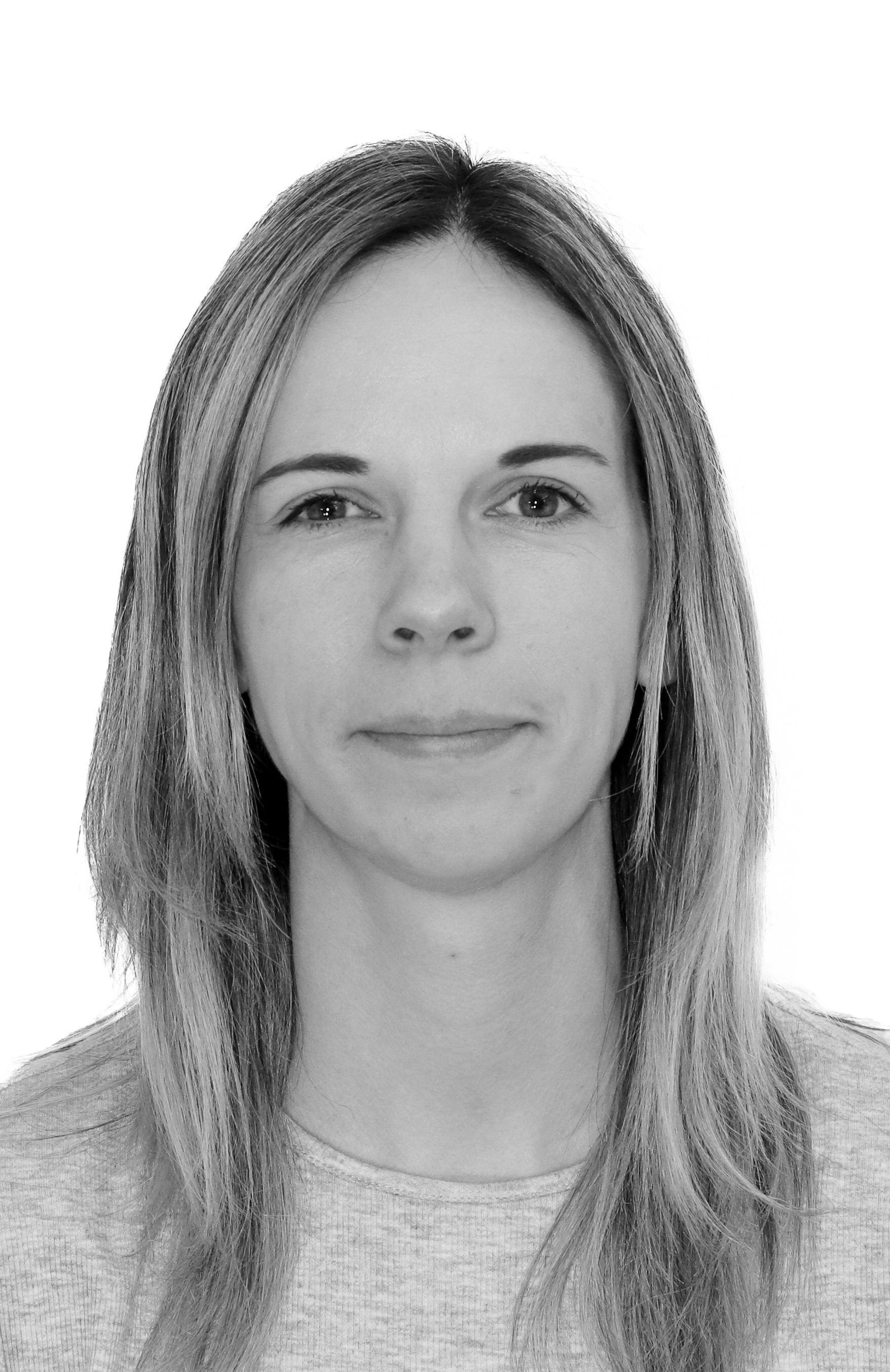 Ein Schwarzweißfoto einer Frau mit langen Haaren.