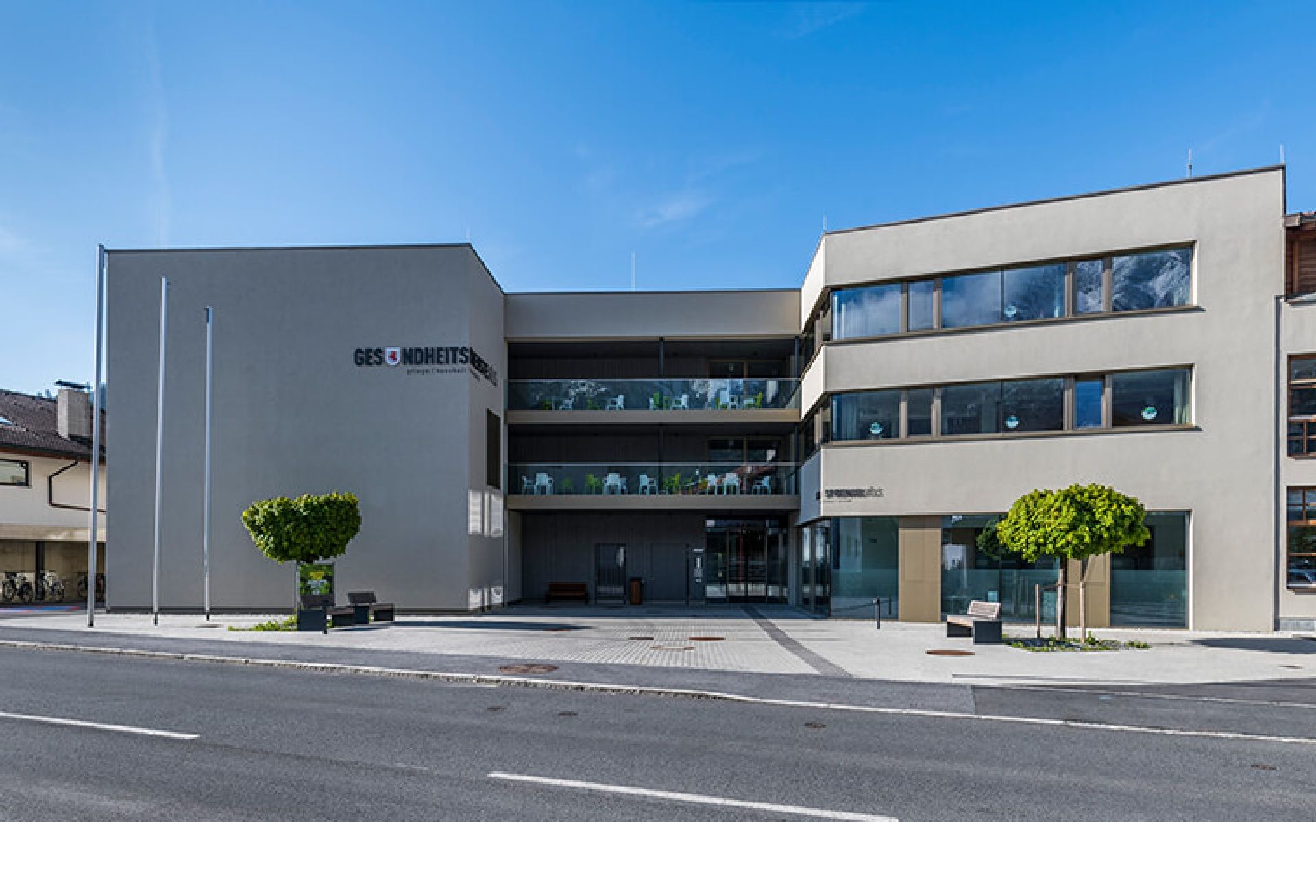Ein großes Gebäude mit vielen Fenstern und Bäumen davor