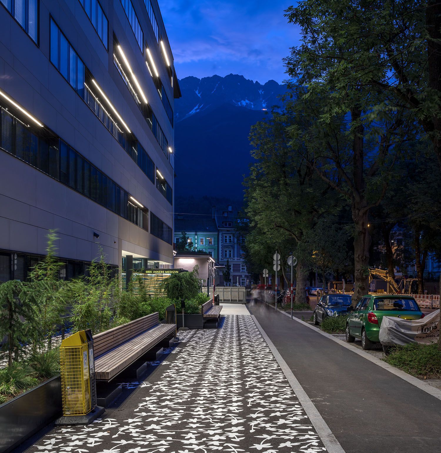 Eine Straße mit einem großen Gebäude im Hintergrund