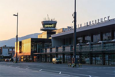 Ein großes Gebäude mit einem Turm darauf.